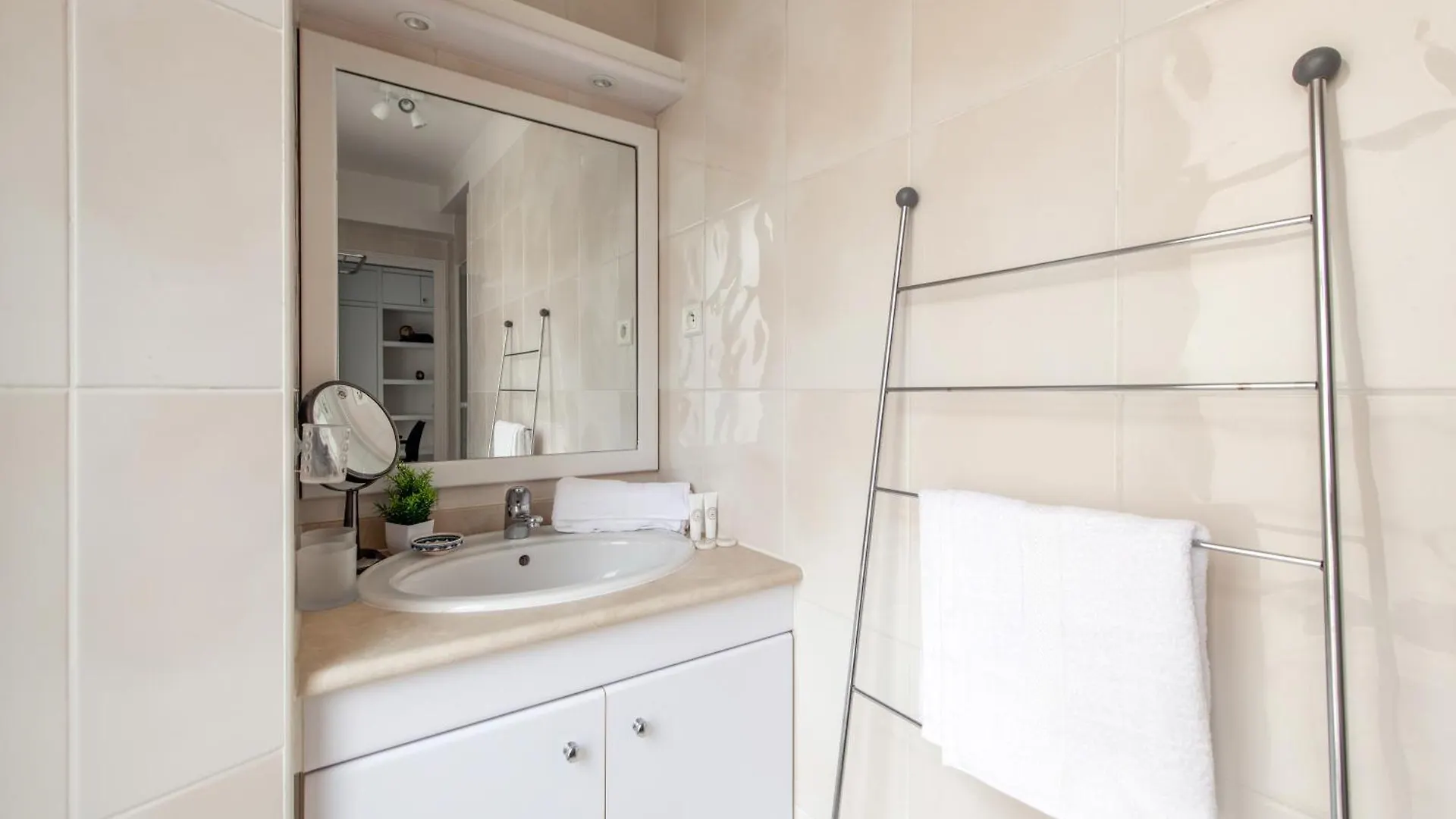 Charming 4 Guests At Galeries Lafayette And Printemps 9th Ard With Air Conditioning Apartment *