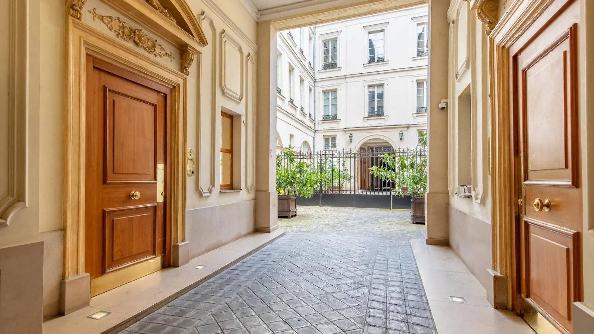 Charming 4 Guests At Galeries Lafayette And Printemps 9th Ard With Air Conditioning * Paris