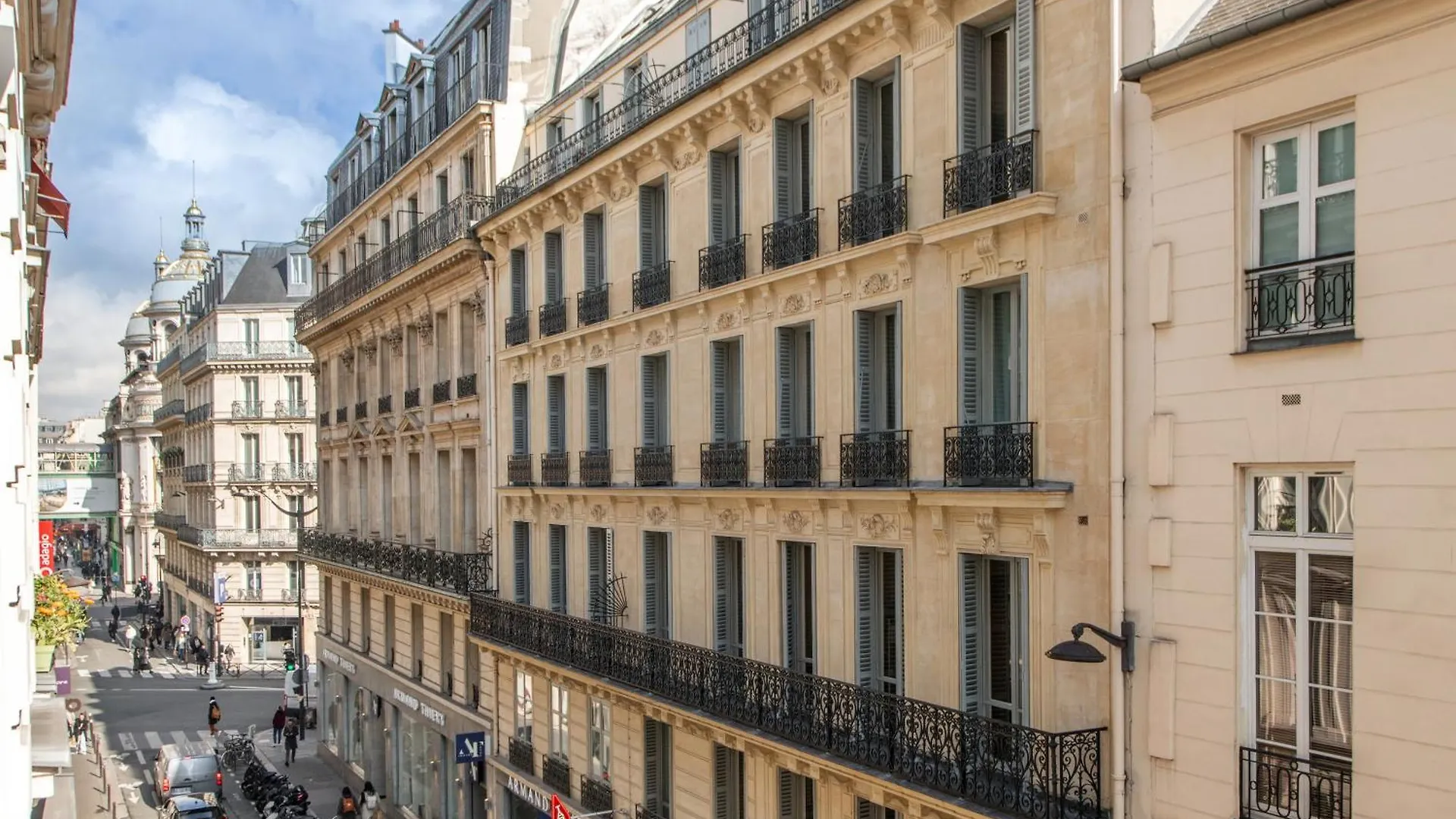 Charming 4 Guests At Galeries Lafayette And Printemps 9th Ard With Air Conditioning Paris